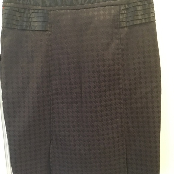 Chic Black Pencil Skirt with Button Detail - Picture 3 of 4